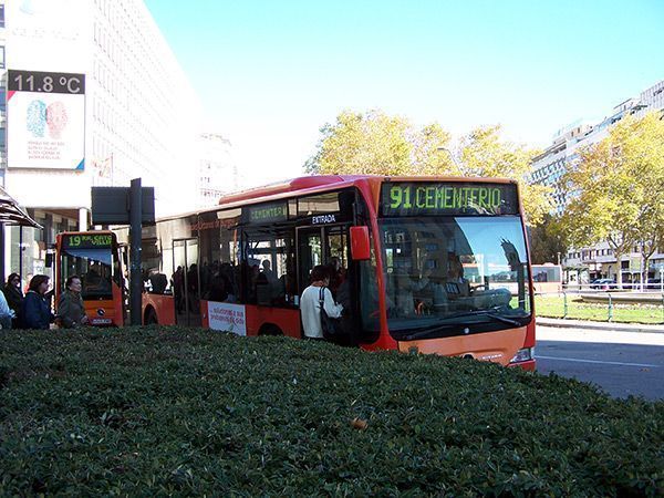 Autobuses renovará la flota con un sistema mixto de renting, leasing y compra