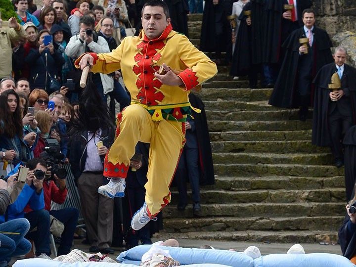 El Colacho huye de Cristo saltando sobre un centenar de bebés