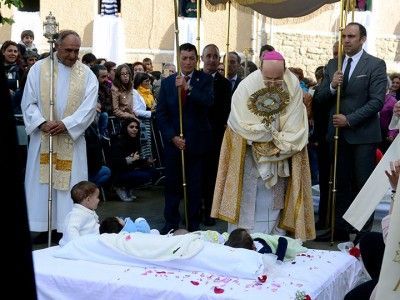 El arzobispo de Burgos, Fidel Herráez bendice a los bebés. BC