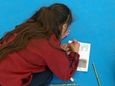 Los niños participan en diferentes talleres plásticos. PCR