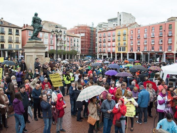 Sanidad Pública exige la recuperación de la gestión del HUBU a ritmo de música