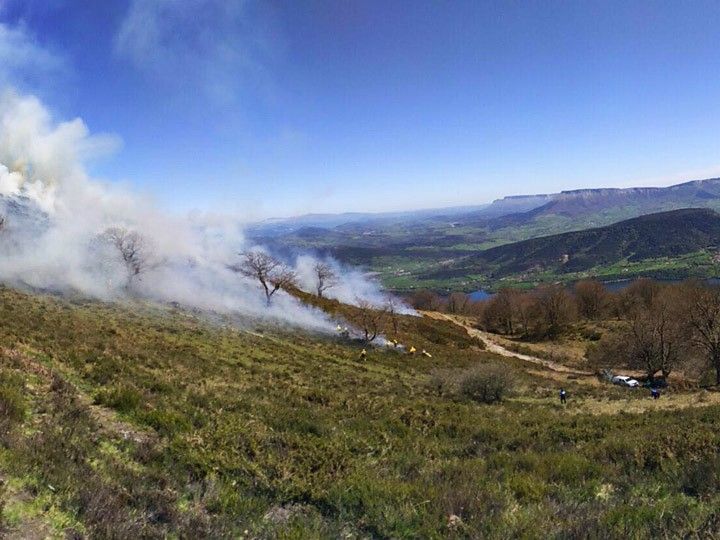 Un incendio calcina 13 hectáreas de matorral y robledal en los Montes de Ordunte