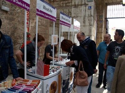 La feria ha contado con expositores con venta de productos. PCR