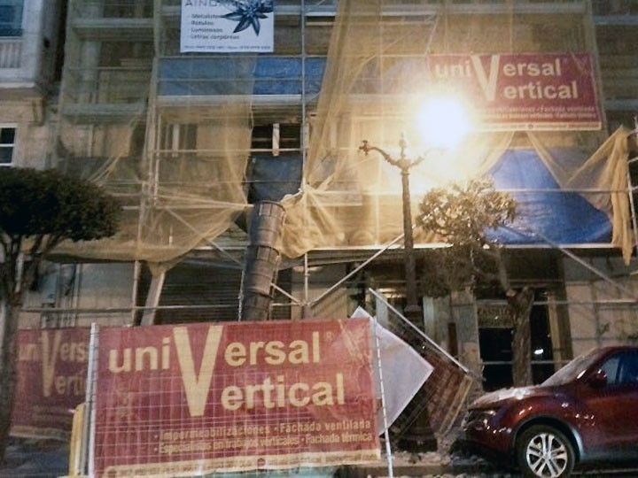 Susto en la calle Vitoria al desprenderse un tubo de descarga