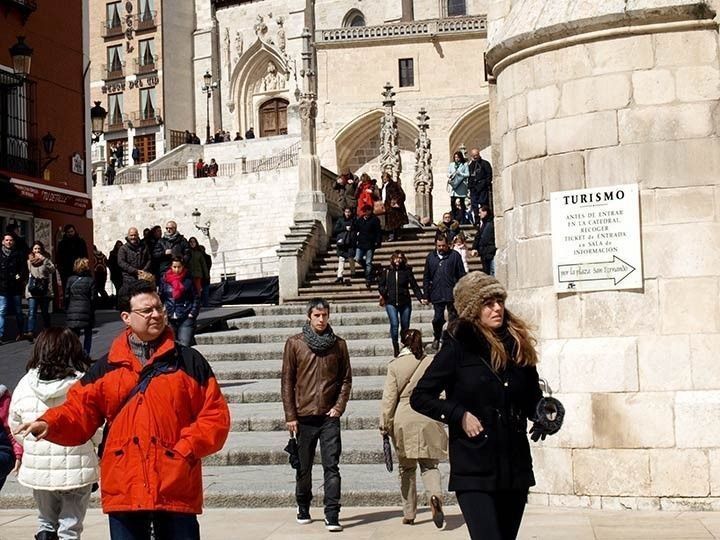 Hostelería registra una caída del 8% en viajeros y pernoctaciones en abril