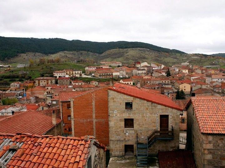 Vilviestre del Pinar: madera, piedra y turismo en un lapso político