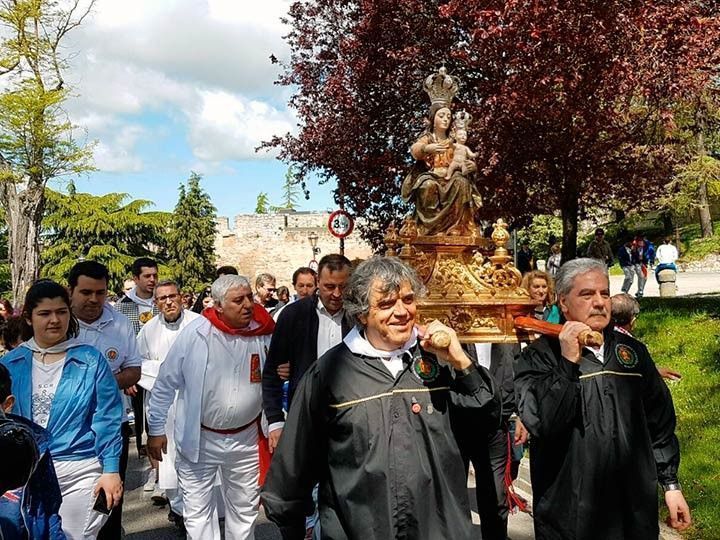 Y la Virgen Blanca subió al Castillo