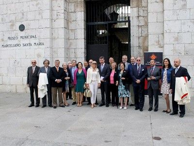 La Hermandad ha posado junta antes de iniciar el acto. IAC