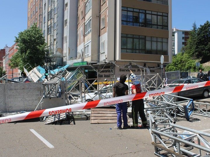 Espectacular caída de un andamio en la Avenida del Cid