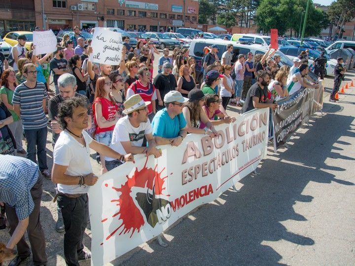 Un centenar de antitaurinos se concentra frente a la puerta del Coliseum