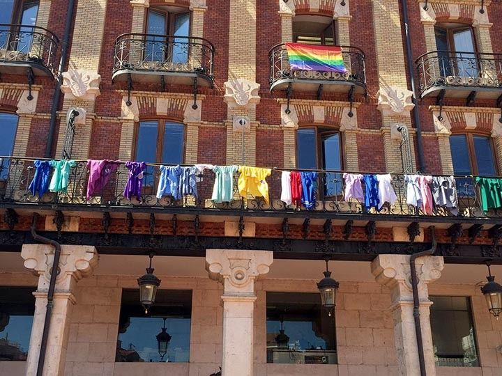 Burgos luce la bandera arcoiris por el Día Internacional del Orgullo LGTB