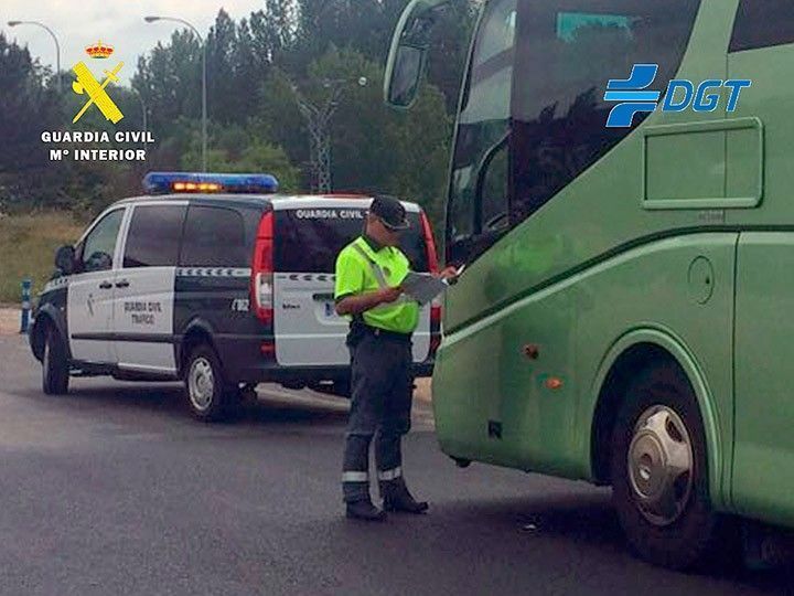 Inmovilizado un autobús de viajeros por carecer de título habilitante