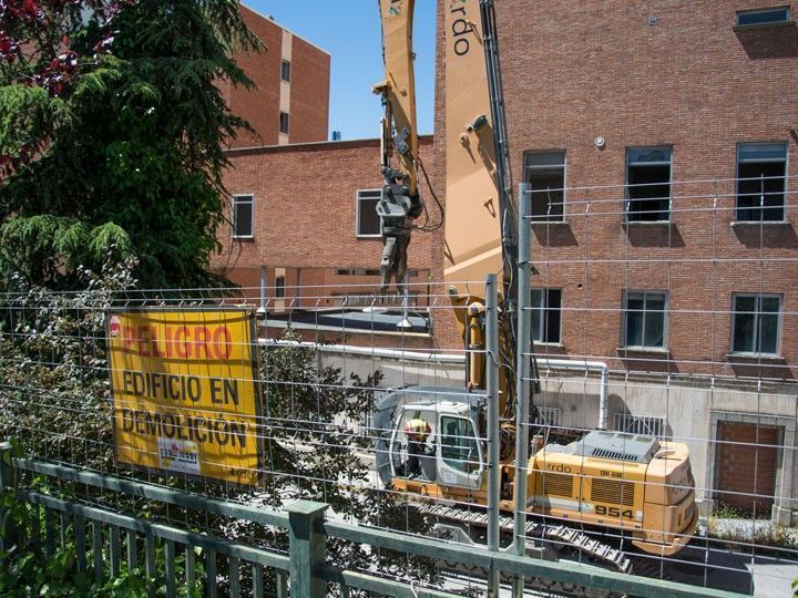 Arranca la demolición del edificio de Enfermería del antiguo Hospital Yagüe