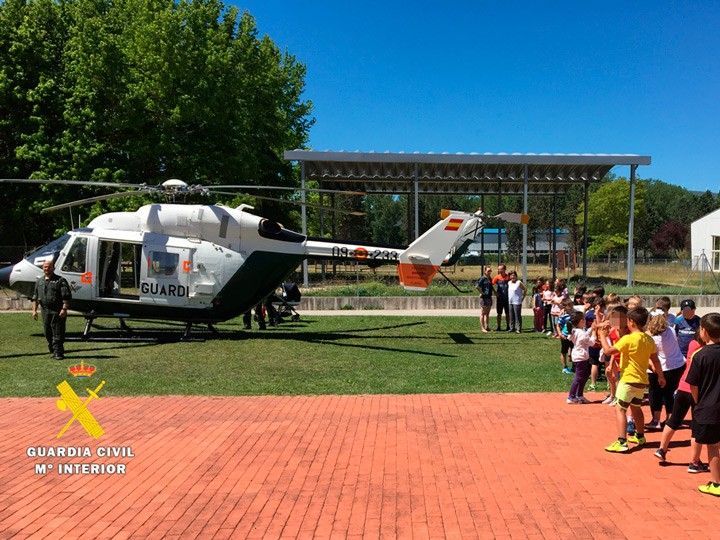 El helicóptero de la Guardia Civil, estrella de la jornada en el colegio Princesa de España