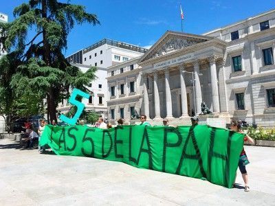 Miembros de la PAH se reunieron con el PSOE y Ciudadanos en Madrid. BC