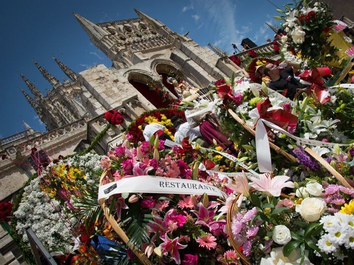 Burgos agasaja a su patrona con 50.000 flores