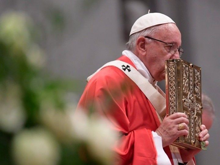 El papa Francisco bendice el palio del arzobispo de Burgos Fidel Herráez