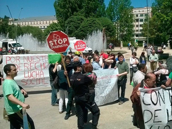 Abucheos y reivindicaciones de colectivos sociales en la visita de Rajoy