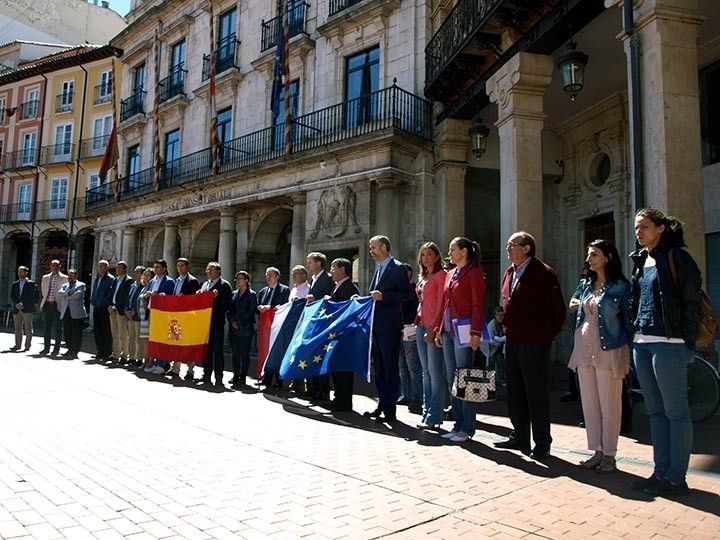 Cinco minutos de silencio para condenar el “salvaje” atentado de Niza