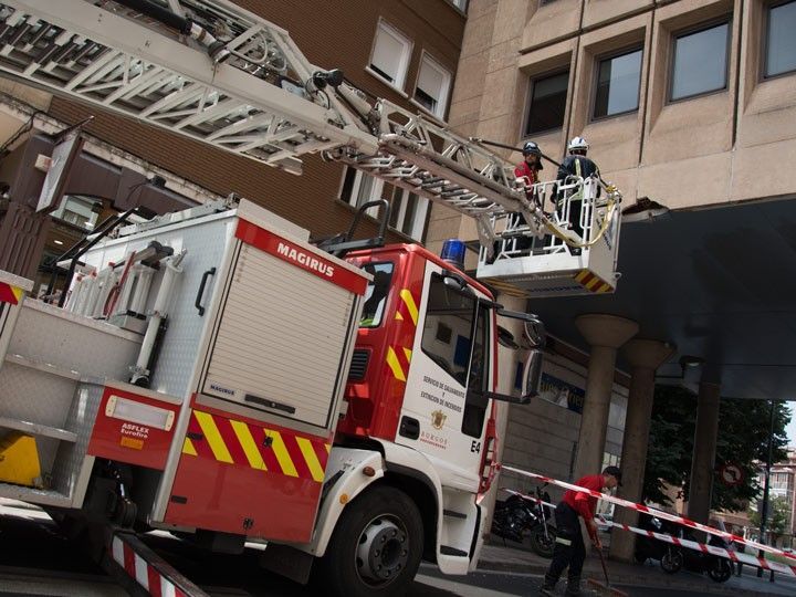 Un desprendimiento de fachada obliga a los Bomberos a actuar en la Plaza de España