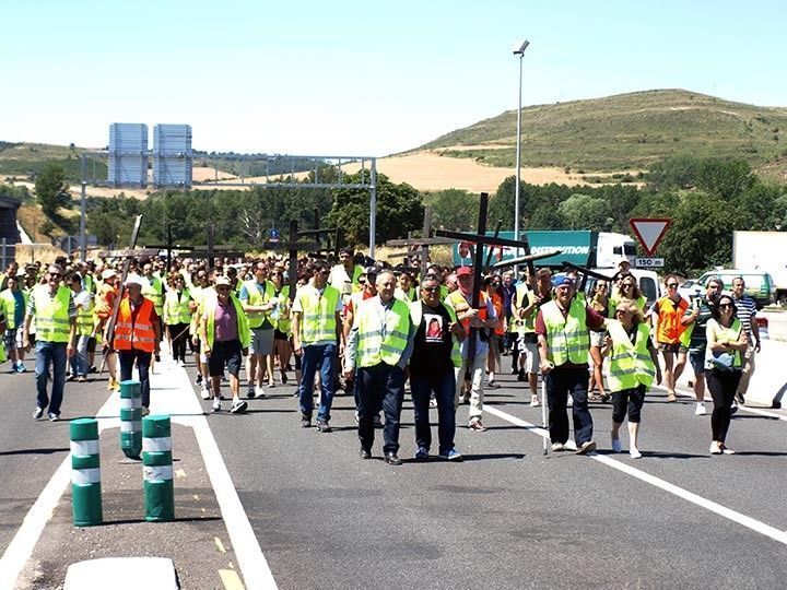 Medio millar de personas exige la liberalización de la AP-1