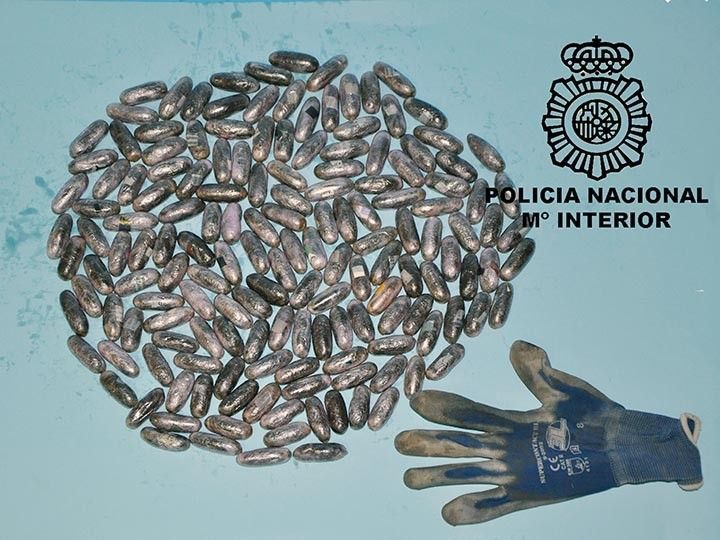 Pillado con un kilo de hachís en bellotas