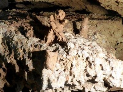 Figura hallada en el interior de Cueva Román. BC