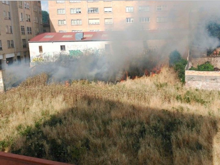 Sofocado un pequeño conato de incendio en rastrojo junto a la calle Europa