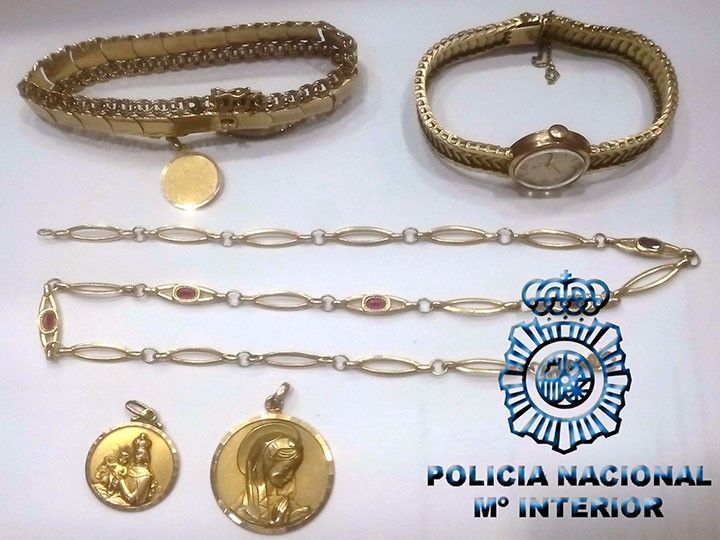 Roba las joyas a una anciana a la que cuidaba y acaba detenida