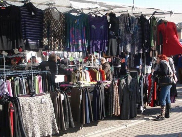 El mercadillo de los Sampedros deja 37 infracciones y una amenaza de muerte