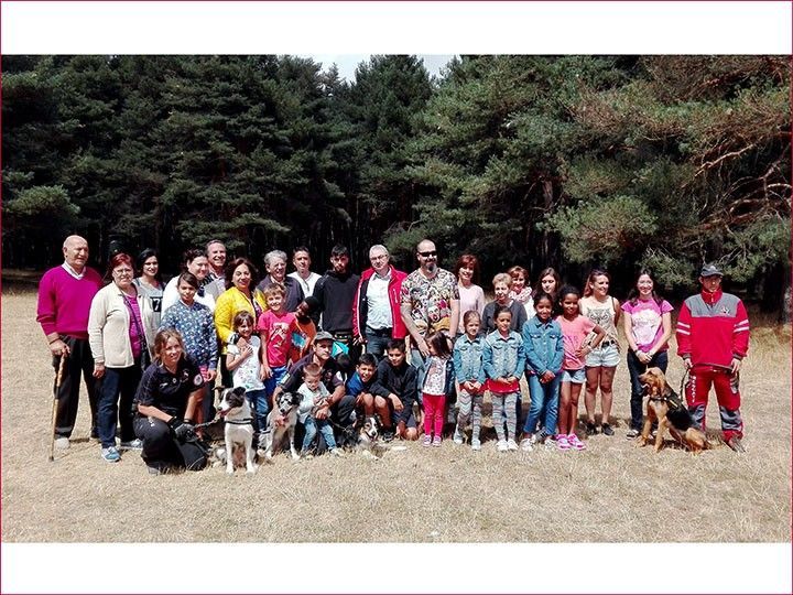 Niños saharauis disfrutan de una exhibición de una unidad de salvamento canino