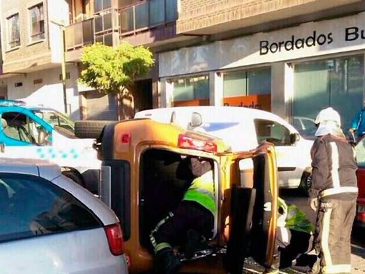 Dos mujeres heridas en un choque con vuelco en la calle Cervantes