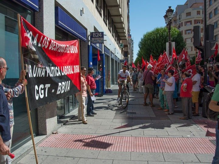 CGT exige la readmisión de los trabajadores del BBVA despedidos en bloque en junio