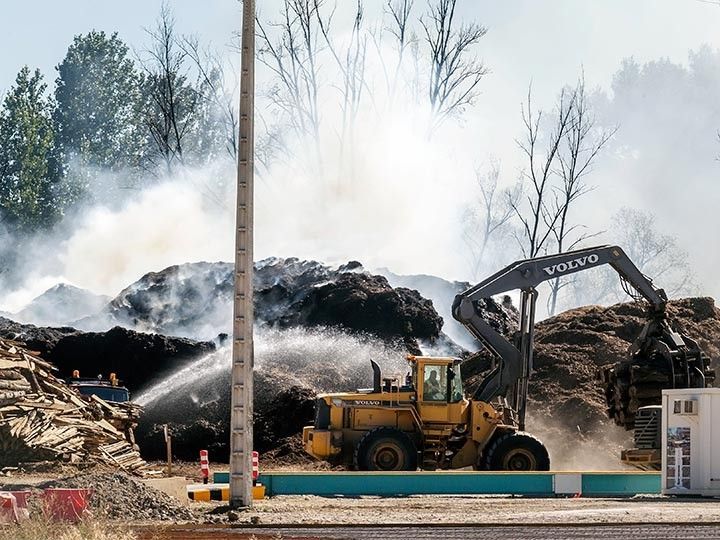 Un incendio en Kronospan obliga a desalojar a los vecinos de Fuentes Blancas