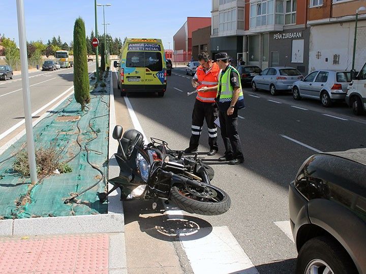 Herido un motorista en un accidente por alcance en la avenida de Castilla y León