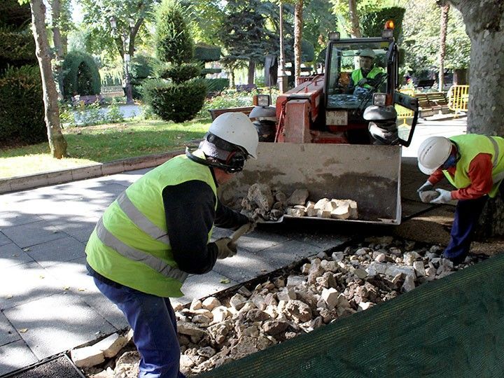 El Paseo del Espolón comienza a mudar su deteriorada piedra caliza