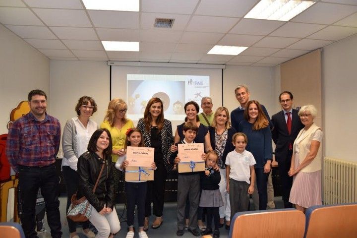 Los premiados en el concurso de FAE Aprende a Emprender recogen sus diplomas