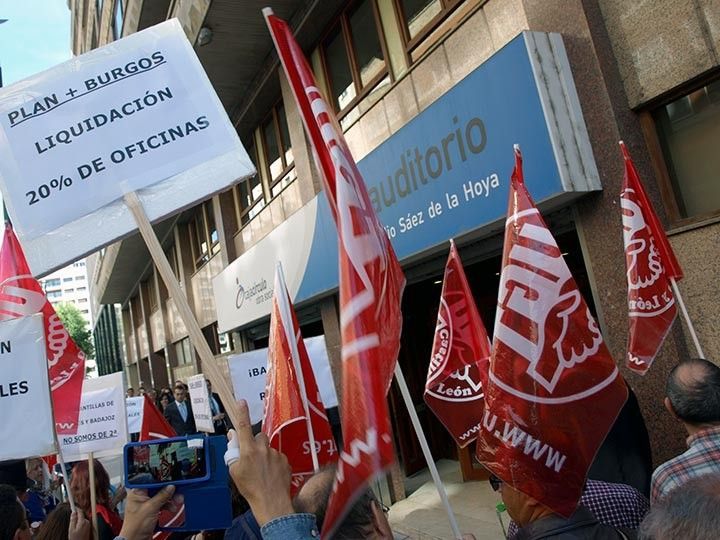 El cierre de oficinas en Burgos enfrenta a UGT e Ibercaja