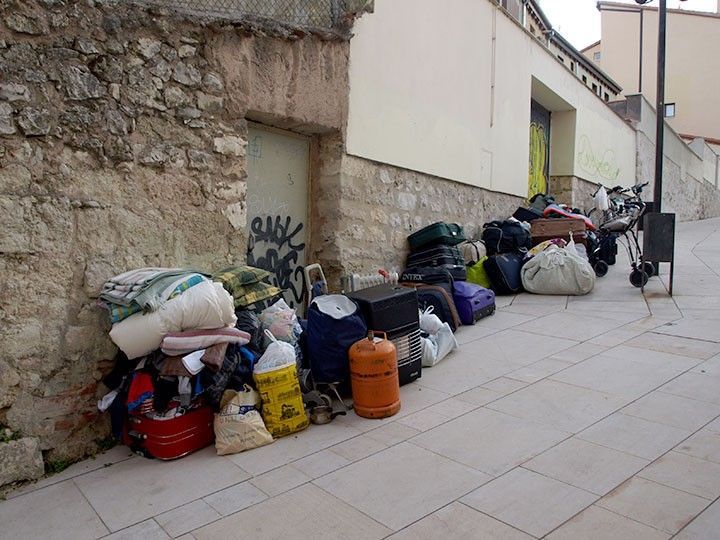 Dos familias son desalojadas de sus viviendas de alquiler por el impago del propietario