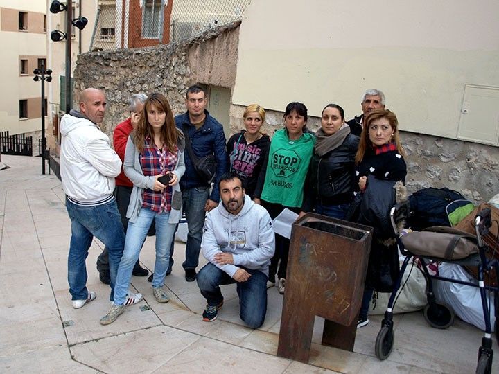 Las dos familias desalojadas ocupan sus viviendas a la espera de un alquiler social