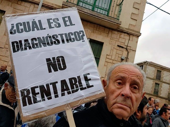 Medio millar de personas protestan en Villadiego contra los recortes en Sanidad