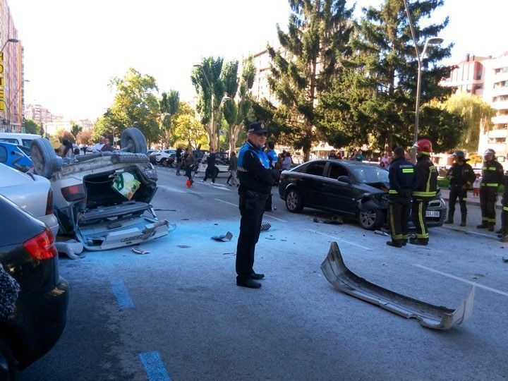 Un espectacular accidente en Reyes Católicos se cobra dos heridos