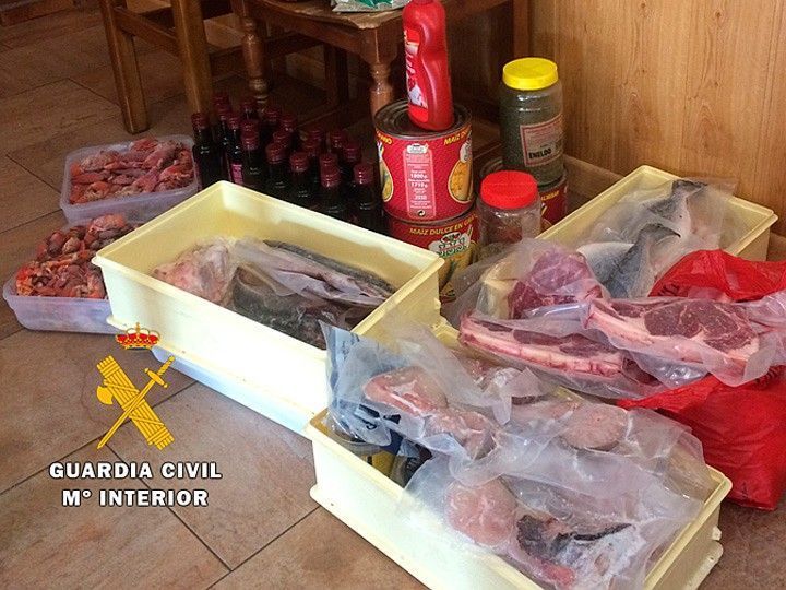 Retirados 45 kilos de alimentos caducados y mal etiquetados en un bar de La Ribera