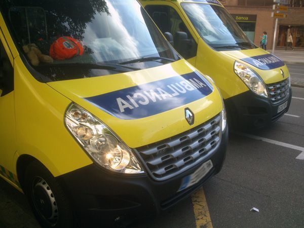 Tres heridos en una colisión entre dos turismos en la Avenida Cantabria