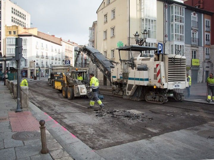 El reasfaltado de la calle Santander colapsa el tráfico del centro de la ciudad