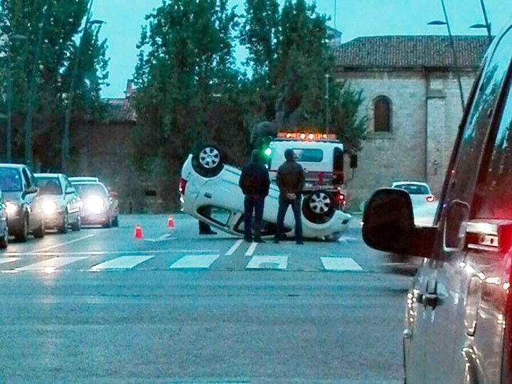 Vuelco sin consecuencias de un vehículo en el Puente Gasset