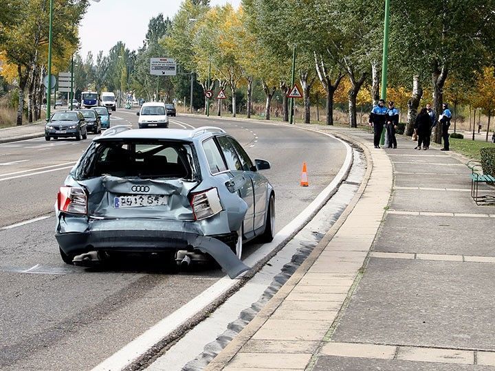 Dos heridos leves tras un fuerte golpe de dos vehículos en la carretera del Cementerio