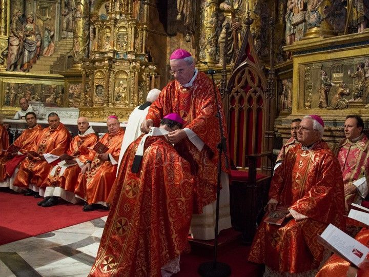 El nuncio del Papa impone el palio arzobispal a Fidel Herráez en la Catedral