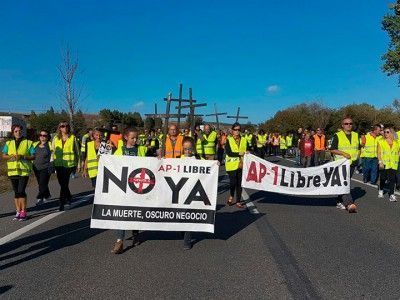 La concentración ha reunido a unas 300 personas. BC