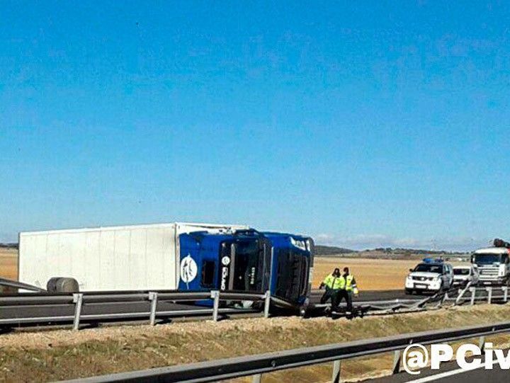 El vuelco de un camión en Lerma provoca cortes al tráfico en la A-1